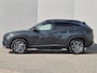 Hyundai Tucson 1.6 T-GDI PHEV Comfort Smart 4WD / Facelift Model / Fabrieksgarantie tot 09-2029 / Apple Carplay Android Auto / Stuur- & Stoelverwarming / Head Up Display / Trekgewicht 1210 kg / Elektrische achterklep / Achteruitrijcamera / Keyless Entry/Start / Adaptief cruise control /