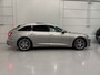Audi A6 Avant 55 TFSI e quattro Competition PANO/SOH 99%/HEAD-UP/MEMORY/360CAMERA/CARPLAY/SFEER/KEYLESS/ACC/MATRIX/20"AUDISPORT/S-LINE SPORTPAKKET/KARATBEIGE METALLIC/VOLLEDIG AUDI DEALER HISTORIE