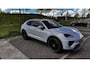 Porsche Macan 4 100 kWh | PASM LUCHTVERING | PANORAMADAK | 22 INCH RS SPYDER | IJSGRIJS METALLIC | WARMTEPOMP | ACHTERUITRIJCAMERA | STOELVERWARMING | NL GELEVERD | BTW AUTO |
