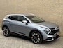 Kia Sportage 1.6 T-GDi Plug-in Hybrid AWD | DynamicLinePlus | 265pk | Adaptieve cruise | Navigatie | Camera | Apple CarPlay / Android Auto | Full-LED | DAB | Keyless start&go | Stoelverwarming voor&achter | Stuurverwarming | Elektrisch verstelbare stoelen | Elektrische achterklep | 19 inch velgen | Dealeronderhouden | Fabrieksgarantie