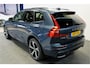 Volvo XC60 2.0 T6 AWD 293kW/399pk Aut8 Plug-in hybrid Ultra Dark PANORAMADAK + HARMAN/KARDON + EL.TREKHAAK + ADAPT.CRUISE + HEAD-UP + STOELVERWARMING V&A + STUURVERWARMING + GOOGLE DASH + 360 CAMERA + BLIS + CTA + PARKSENSOREN + 21" LM-VELGEN!!