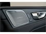 Volvo XC60 2.0 T6 AWD 293kW/399pk Aut8 Plug-in hybrid Ultra Dark PANORAMADAK + HARMAN/KARDON + EL.TREKHAAK + ADAPT.CRUISE + HEAD-UP + STOELVERWARMING V&A + STUURVERWARMING + GOOGLE DASH + 360 CAMERA + BLIS + CTA + PARKSENSOREN + 21" LM-VELGEN!!