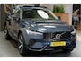 Volvo XC60 2.0 T6 AWD 293kW/399pk Aut8 Plug-in hybrid Ultra Dark PANORAMADAK + HARMAN/KARDON + EL.TREKHAAK + ADAPT.CRUISE + HEAD-UP + STOELVERWARMING V&A + STUURVERWARMING + GOOGLE DASH + 360 CAMERA + BLIS + CTA + PARKSENSOREN + 21" LM-VELGEN!!