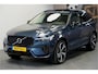 Volvo XC60 2.0 T6 AWD 293kW/399pk Aut8 Plug-in hybrid Ultra Dark PANORAMADAK + HARMAN/KARDON + EL.TREKHAAK + ADAPT.CRUISE + HEAD-UP + STOELVERWARMING V&A + STUURVERWARMING + GOOGLE DASH + 360 CAMERA + BLIS + CTA + PARKSENSOREN + 21" LM-VELGEN!!