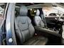 Volvo XC60 2.0 T6 AWD 293kW/399pk Aut8 Plug-in hybrid Ultra Dark PANORAMADAK + HARMAN/KARDON + EL.TREKHAAK + ADAPT.CRUISE + HEAD-UP + STOELVERWARMING V&A + STUURVERWARMING + GOOGLE DASH + 360 CAMERA + BLIS + CTA + PARKSENSOREN + 21" LM-VELGEN!!