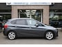 BMW 2-Serie Active Tourer 225xe iPerformance High Executive CAMERA HUD MEMORY LEER NAVI 2xPDC LMV CRUISE LED STOELVERWARMING 2xELECTRISCH-VERSTELBAAR ZEER-NETJES!!