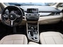BMW 2-Serie Active Tourer 225xe iPerformance High Executive CAMERA HUD MEMORY LEER NAVI 2xPDC LMV CRUISE LED STOELVERWARMING 2xELECTRISCH-VERSTELBAAR ZEER-NETJES!!