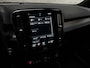 Volvo XC40 1.5 T4 Recharge R-Design Expression 211Pk Automaat (APPLE CARPLAY, GROOT NAVI, STUUR/STOELVERWARMING, LEDER, CAMERA, SPORTSTOELEN, GETINT GLAS, ELEK ACHTERKLEP, NIEUWSTAAT)