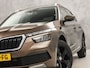 Skoda Kamiq 1.0 TSI Ambition Sport Automaat (APPLE CARPLAY, GROOT NAVI, CLIMATE, GETINT GLAS, STOELVERWARMING, SPORTSTOELEN, PARKEERSENSOREN, GETINT GLAS, NIEUWSTAAT)