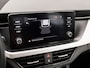 Skoda Kamiq 1.0 TSI Sport Automaat (APPLE CARPLAY, GROOT NAVI, CLIMATE, STOELVERWARMING, SPORTSTOELEN, PARKEERSENSOREN, GETINT GLAS, NIEUWSTAAT)