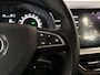 Skoda Kamiq 1.0 TSI Sport Automaat (APPLE CARPLAY, GROOT NAVI, CLIMATE, STOELVERWARMING, SPORTSTOELEN, PARKEERSENSOREN, GETINT GLAS, NIEUWSTAAT)