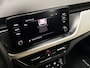 Skoda Kamiq 1.0 TSI Sport Automaat (APPLE CARPLAY, GROOT NAVI, CLIMATE, STOELVERWARMING, SPORTSTOELEN, PARKEERSENSOREN, GETINT GLAS, NIEUWSTAAT)