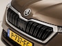 Skoda Kamiq 1.0 TSI Ambition Sport Automaat (APPLE CARPLAY, GROOT NAVI, CLIMATE, GETINT GLAS, STOELVERWARMING, SPORTSTOELEN, PARKEERSENSOREN, GETINT GLAS, NIEUWSTAAT)