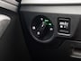 Skoda Kamiq 1.0 TSI Ambition Sport Automaat (APPLE CARPLAY, GROOT NAVI, CLIMATE, GETINT GLAS, STOELVERWARMING, SPORTSTOELEN, PARKEERSENSOREN, GETINT GLAS, NIEUWSTAAT)