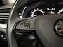 Skoda Kamiq 1.0 TSI Sport Automaat (APPLE CARPLAY, GROOT NAVI, CLIMATE, STOELVERWARMING, SPORTSTOELEN, PARKEERSENSOREN, GETINT GLAS, NIEUWSTAAT)