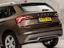Skoda Kamiq 1.0 TSI Sport Automaat (APPLE CARPLAY, GROOT NAVI, CLIMATE, STOELVERWARMING, SPORTSTOELEN, PARKEERSENSOREN, GETINT GLAS, NIEUWSTAAT)