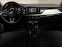 Skoda Kamiq 1.0 TSI Sport Automaat (APPLE CARPLAY, GROOT NAVI, CLIMATE, STOELVERWARMING, SPORTSTOELEN, PARKEERSENSOREN, GETINT GLAS, NIEUWSTAAT)
