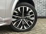 Volvo XC90 2.0 T8 Plug-in hybrid AWD Ultra Dark | 7 zits | Luchtvering | Adaptieve Cruise Control | Trekhaak | Panoramadak | Stoelmassage | Bowers en Wilkins Audio | All-season banden | 21" Velgen | Stoel-/Stuurverwarming | Stoelventilatie |