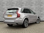 Volvo XC90 2.0 T8 Plug-in hybrid AWD Ultra Dark | 7 zits | Luchtvering | Adaptieve Cruise Control | Trekhaak | Panoramadak | Stoelmassage | Bowers en Wilkins Audio | All-season banden | 21" Velgen | Stoel-/Stuurverwarming | Stoelventilatie |