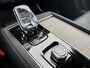 Volvo XC90 2.0 T8 Plug-in hybrid AWD Ultra Dark | 7 zits | Luchtvering | Adaptieve Cruise Control | Trekhaak | Panoramadak | Stoelmassage | Bowers en Wilkins Audio | All-season banden | 21" Velgen | Stoel-/Stuurverwarming | Stoelventilatie |