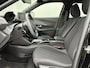 Peugeot e-2008 EV Active 54 kWh / SOH 97,75% / 8 Jaar Fabrieksgarantie / Dealer Onderhouden / 3-fase/Snelladen / Navigatie /