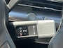 Hyundai Kona Long Range Pure Edition 64.8 kWh / 20 Inch Lichtmetalen Velgen / Navigatie / Cruise Control Adaptief / Bestuurder & Bijrijder Stoel In Hoogte Verstelbaar /