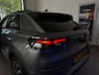 Volkswagen T-Roc 1.5 eTsi Life First Edition 116PK DSG | Trekhaak | Stuurverwarming | Zwart dak