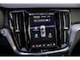 Volvo V60 2.0 T6 Plug-in hybrid AWD Ultra Dark | Sportstoelen | Schuif-/Kanteldak | Full-LED | Adaptieve Cruise Control | Head-Up Display | Stoelverwarming Voor en Achter | 19" | Getint Glas | Harman Kardon Audio | BLIS |
