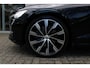 Volvo V60 2.0 B4 R-Design | Keyless entry | Addaptive cruise controle | Trekhaak | 360 graden camera | Android Auto/Apple CarPlay | Stuurwielverwarming | Verwarmbare voorstoelen en achterbank | Elektrische verstelbare voorstoelen met memory | Blind spot | Harman Kardon audio |