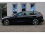 Volvo V60 2.0 B4 R-Design | Keyless entry | Addaptive cruise controle | Trekhaak | 360 graden camera | Android Auto/Apple CarPlay | Stuurwielverwarming | Verwarmbare voorstoelen en achterbank | Elektrische verstelbare voorstoelen met memory | Blind spot | Harman Kardon audio |