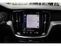 Volvo V60 2.0 B4 R-Design | Keyless entry | Addaptive cruise controle | Trekhaak | 360 graden camera | Android Auto/Apple CarPlay | Stuurwielverwarming | Verwarmbare voorstoelen en achterbank | Elektrische verstelbare voorstoelen met memory | Blind spot | Harman Kardon audio |