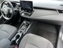 Toyota Corolla Sedan 1.8 Hybrid Dynamic | Parkeersensoren | Carplay | Stoelverwarming | 17 inch LM-velgen |