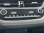 Toyota Corolla Sedan 1.8 Hybrid Dynamic | Parkeersensoren | Carplay | Stoelverwarming | 17 inch LM-velgen |