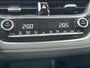 Toyota Corolla Sedan 1.8 Hybrid Dynamic | Parkeersensoren | Carplay | Stoelverwarming | 17 inch LM-velgen |