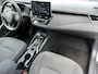 Toyota Corolla Sedan 1.8 Hybrid Dynamic | Parkeersensoren | Carplay | Stoelverwarming | 17 inch LM-velgen |