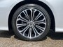 Toyota Corolla Sedan 1.8 Hybrid Dynamic | Parkeersensoren | Carplay | Stoelverwarming | 17 inch LM-velgen |