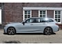BMW 3-Serie 320 320e Touring M Sport/ Leer Alcantara/Trekhaak electr. Wij zijn op afspraak geopend! Graag bellen voor uw komst.