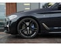 BMW 5-Serie M550i xDrive High Executive Schuifdak Adapt. Cruise Massage Harman/Kardon Stoelvent. 20''LM