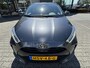 Toyota Yaris HYBRID 115 DYNAMIC COMFORT-PACK STOEL/STUURVERW PARK-SENSOREN BLIND-SPOT APPLE/ANDROID KEYLESS 16" LM-VELGEN ALL-SEASONS NL-AUTO