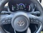 Toyota Yaris HYBRID 115 DYNAMIC COMFORT-PACK STOEL/STUURVERW PARK-SENSOREN BLIND-SPOT APPLE/ANDROID KEYLESS 16" LM-VELGEN ALL-SEASONS NL-AUTO