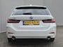 BMW 3-Serie Touring 320e xDrive / Trekgewicht 1.500 kg / Dealer onderhouden / Elektrische achterklep / Glazen schuif- en kanteldak / Head Up Display / Stoelverwarming / Achteruitrijcamera / Adaptief cruise control / Apple Carplay Android Auto / Keyless Entry/Start /