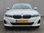 BMW 3-Serie Touring 320e xDrive / Trekgewicht 1.500 kg / PHEV / Dealer onderhouden / Elektrische achterklep / Glazen schuif- en kanteldak / Head Up Display / Stoelverwarming / Achteruitrijcamera / Adaptief cruise control / Apple Carplay Android Auto / Keyless Entry/Start /