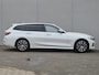 BMW 3-Serie Touring 320e xDrive / Trekgewicht 1.500 kg / Dealer onderhouden / Elektrische achterklep / Glazen schuif- en kanteldak / Head Up Display / Stoelverwarming / Achteruitrijcamera / Adaptief cruise control / Apple Carplay Android Auto / Keyless Entry/Start /