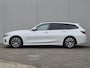 BMW 3-Serie Touring 320e xDrive / Trekgewicht 1.500 kg / Dealer onderhouden / Elektrische achterklep / Glazen schuif- en kanteldak / Head Up Display / Stoelverwarming / Achteruitrijcamera / Adaptief cruise control / Apple Carplay Android Auto / Keyless Entry/Start /