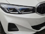 BMW 3-Serie Touring 320e xDrive / Trekgewicht 1.500 kg / PHEV / Dealer onderhouden / Elektrische achterklep / Glazen schuif- en kanteldak / Head Up Display / Stoelverwarming / Achteruitrijcamera / Adaptief cruise control / Apple Carplay Android Auto / Keyless Entry/Start /