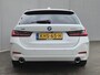 BMW 3-Serie Touring 320e xDrive / Trekgewicht 1.500 kg / PHEV / Dealer onderhouden / Elektrische achterklep / Glazen schuif- en kanteldak / Head Up Display / Stoelverwarming / Achteruitrijcamera / Adaptief cruise control / Apple Carplay Android Auto / Keyless Entry/Start /