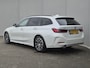 BMW 3-Serie Touring 320e xDrive / Trekgewicht 1.500 kg / Dealer onderhouden / Elektrische achterklep / Glazen schuif- en kanteldak / Head Up Display / Stoelverwarming / Achteruitrijcamera / Adaptief cruise control / Apple Carplay Android Auto / Keyless Entry/Start /