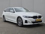 BMW 3-Serie Touring 320e xDrive / Trekgewicht 1.500 kg / Dealer onderhouden / Elektrische achterklep / Glazen schuif- en kanteldak / Head Up Display / Stoelverwarming / Achteruitrijcamera / Adaptief cruise control / Apple Carplay Android Auto / Keyless Entry/Start /