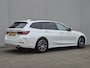 BMW 3-Serie Touring 320e xDrive / Trekgewicht 1.500 kg / Dealer onderhouden / Elektrische achterklep / Glazen schuif- en kanteldak / Head Up Display / Stoelverwarming / Achteruitrijcamera / Adaptief cruise control / Apple Carplay Android Auto / Keyless Entry/Start /