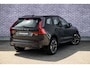 Volvo XC60 2.0 T6 Plug-in hybrid AWD Ultra Dark | Facelift | Panoramadak | Harman Kardon | Trekhaak | Stoel en Stuurverwarming | Head Up Display | FULL LED Koplampen |
